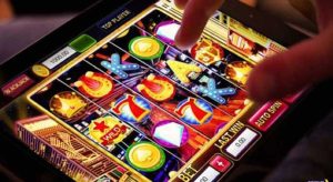 Risiko dan Manfaat Slot Online vs. Slot Kasino Konvensional